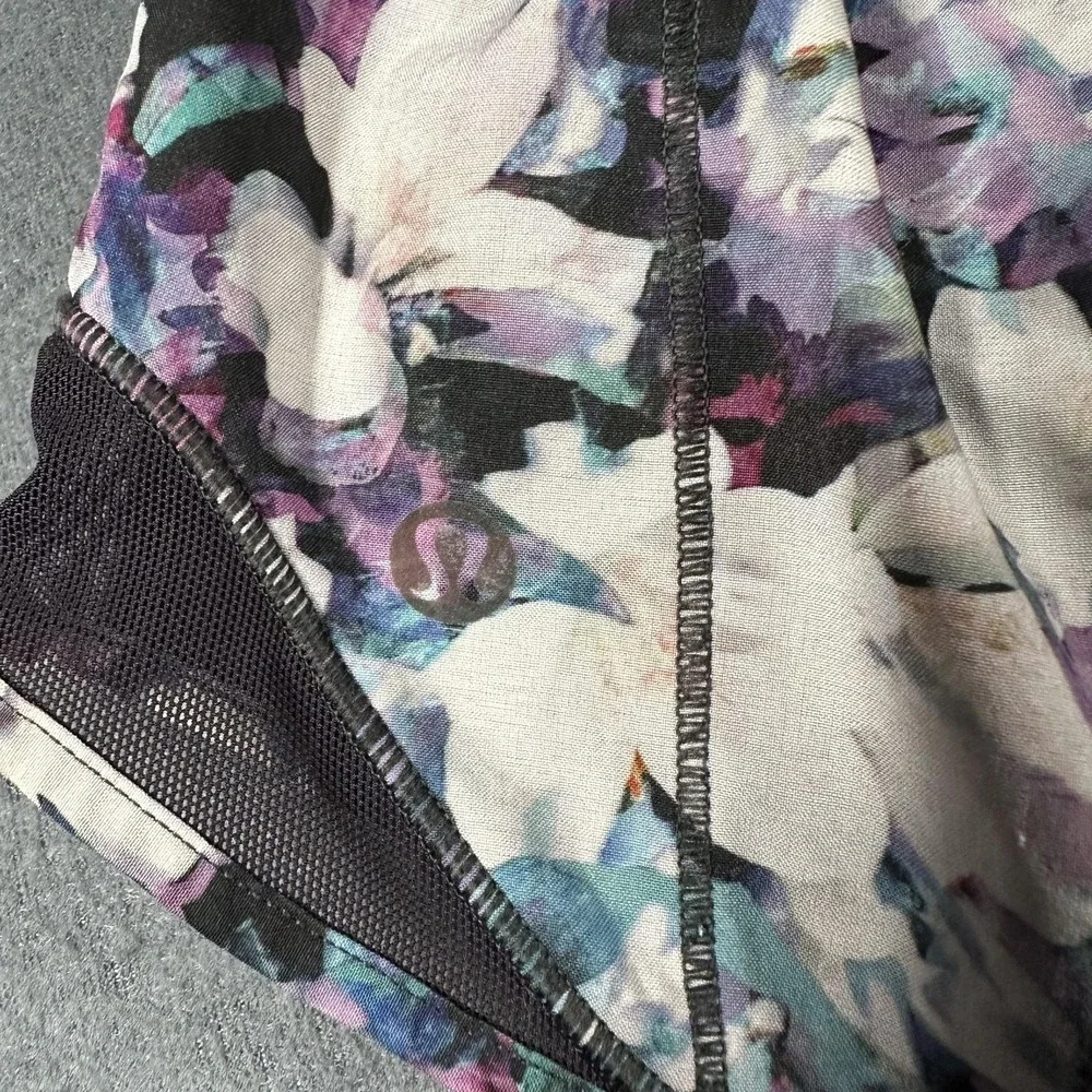 Lululemon Shorts Womens 4 Purple Black Floral Hotty‎ Hot Short 2.5 Lined Mesh